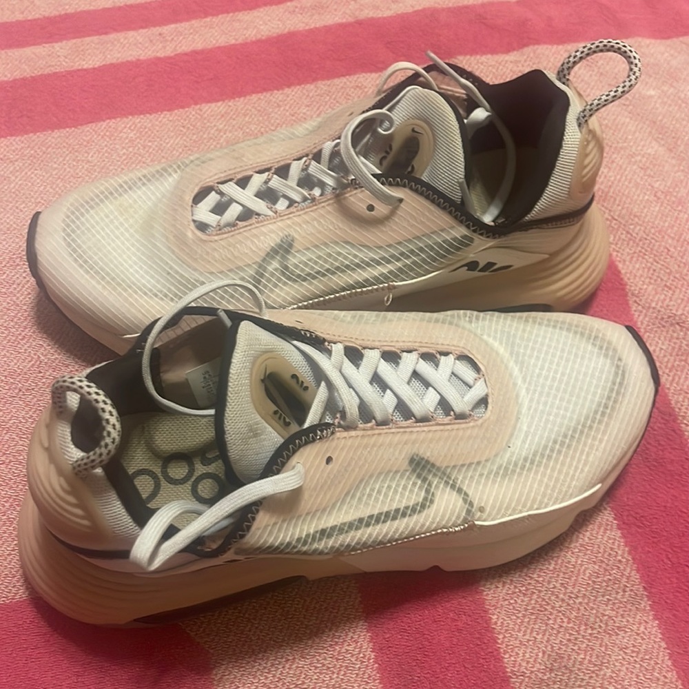 Nike air size 8.5 great shape only wore 2 times inside the house almost new